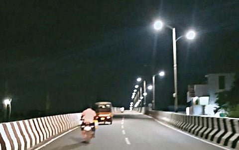 ‘இந்து தமிழ் திசை' செய்தி எதிரொலியாக, புட்லூர் ரயில்நிலைய கடவுப் பாதை மேம்பாலம் மீது பொருத்தப்பட்டுள்ள மின்விளக்குகள் சீரமைக்கப்பட்டு தற்போது அவை ஒளிர்கின்றன.