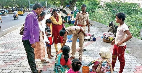 திருவண்ணாமலை கிரிவல பாதையில் யாசகம் பெற அழைத்து வரப்பட்ட சிறுவர்களை மீட்ட காவல் துறையினர் மற்றும் சமூக நலத்துறையினர்.