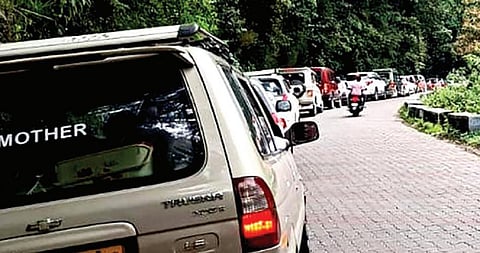 கொடைக்கானல் நகருக்குள் நுழைய வரிசையில் காத்திருந்த சுற்றுலா வாகனங்கள்.