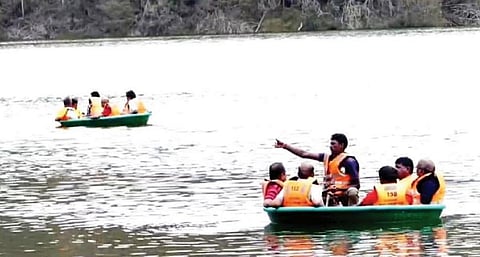 கொடைக்கானல் பேரிஜம் ஏரியில் பரிசல் சவாரி செய்து மகிழ்ந்த சுற்றுலா பயணிகள்.