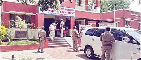 4.8 கிலோ தங்க நகைகளுடன் கார் கடத்தப்பட்டது குறித்து காரிமங்கலம் காவல் நிலையத்தில் சேலம் சரக டிஐஜி ராஜேஸ்வரி, தருமபுரி எஸ்.பி ஸ்டீபன் ஜேசுபாதம் ஆகியோர் விசாரணை நடத்தினர்.