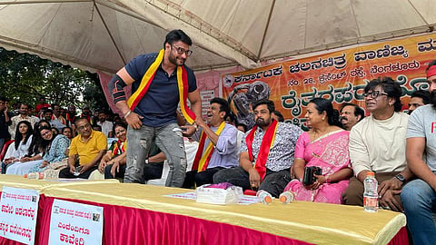 போராட்டக் களத்தில் நடிகர்கள் சிவராஜ் குமார், தர்ஷன் உள்ளிட்டோர்.