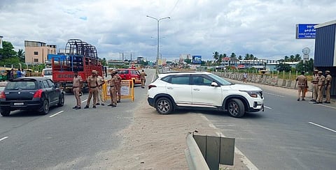கர்நாடகவில் நடைபெற்றுவரும் முழு அடைப்பால் தமிழக பதிவெண் கொண்ட வாகனங்களை போலீஸார் திருப்பி அனுப்பினர்.