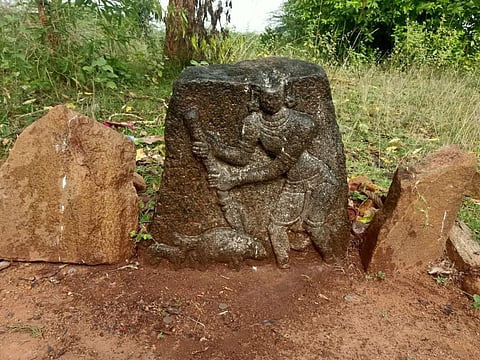 அலங்காநல்லூர் அருகே கி.பி. 15-ம் நூற்றாண்டு ‘பன்றிக் குத்திப்பட்டான்’ நடுகல் சிற்பம் கண்டுபிடிப்பு
