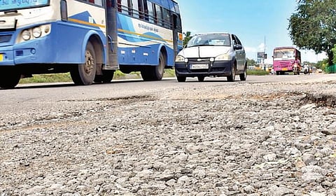 வேலூர் அடுத்த பெருமுகை பகுதி தேசிய நெடுஞ்சாலையில் மேம்பாலம் அமைக்கும் பணி நடைபெற்று வருவதால், அங்குள்ள சர்வீஸ் சாலை சேதமடைந்து ஜல்லி கற்கள் பெயர்ந்துள்ளன.இதனால், வாகன ஓட்டிகள் கடும் சிரமத்துக்குஉள்ளாகியுள்ளனர்.படங்கள்: வி.எம்.மணிநாதன்.