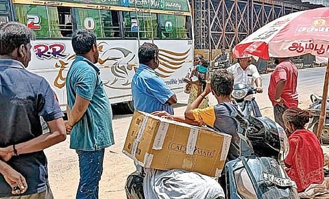 ஆம்பூர் பேருந்து நிலையத்தில் இருந்து சென்னை செல்லும் அரசு பேருந்துகளில் அட்டை பெட்டிகள் மூலம் இறைச்சி வகைகள் ஏற்றப்படுகின்றன.