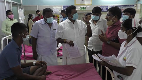 மேட்டூர் காவலர் பயிற்சி பள்ளியில் காய்ச்சலால் பாதிக்கப்பட்டவர்களை நேரில் சென்று நலம் விசாரித்த எம்எல்ஏ சதாசிவம்.