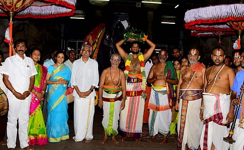 ஸ்ரீவில்லிபுத்தூர் ஆண்டாளுக்கு திருப்பதி பட்டு வஸ்திரம் அணிவிப்பு