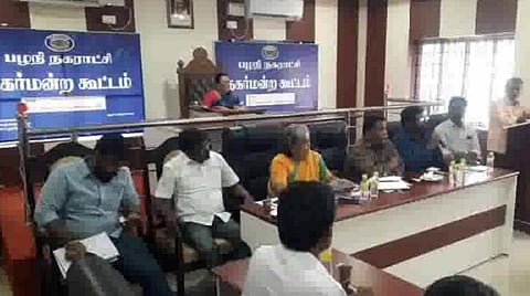 “வார்டு பணிகளுக்கு பணம் இல்லை... பேனா, பேப்பர் வாங்க ரூ.10 லட்சமா?” - பழநி நகராட்சி கூட்டத்தில் கவுன்சிலர் குமுறல்