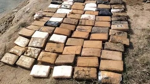 குஜராத்தில் சிதறிக்கிடந்த ரூ.800 கோடி போதை பொருள்