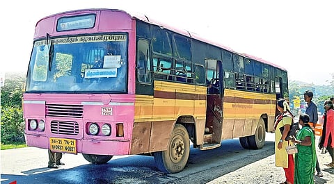 வேட்டவலத்தில் நகர அரசு பேருந்தின் ரேடியேட்டரில் இருந்து சுடுதண்ணீர் பீய்ச்சி அடித்ததால் அலறியடித்து பயணிகள் கீழே இறங்கினர். | படம்: இரா.தினேஷ்குமார்.