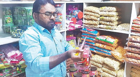 ஓசூர் நாமல்பேட்டை பகுதியில் உள்ள கடைகளில் விற்பனைக்கு வைக்கப்பட்டிருந்த சிரிஞ்ச் சாக்லெட்களை உணவுப் பாதுகாப்புத் துறையினர் பறிமுதல் செய்தனர்.
