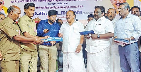 அரசு போக்குவரத்துக்கழகத்தில் பணிக்காலத்தில் உயிரிழந்த ஊழியர்களின் வாரிசுதாரர்களுக்கு பணி நியமன ஆணையை வழங்கும் போக்குவரத்து துறை அமைச்சர் சிவசங்கர், வேளாண் மற்றும் உழவர் நலத்துறை அமைச்சர் எம்.ஆர்.கே.பன்னீர்செல்வம்.