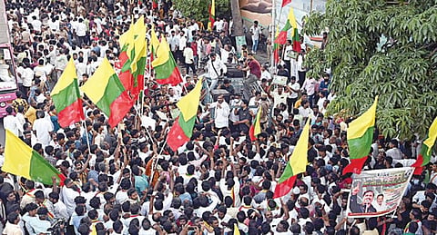 உச்ச நீதிமன்ற தீர்ப்பின்படி தமிழகத்துக்கு காவிரி நீரை வழங்காத கர்நாடக அரசை கண்டித்து, தமிழக வாழ்வுரிமைக் கட்சி சார்பில் சென்னை கிண்டி, ஆளுநர் மாளிகை நோக்கி நேற்று நடைபெற்ற பேரணி. படம்: எஸ்.சத்தியசீலன்
