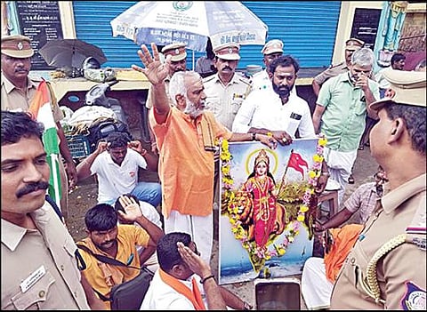 கன்னியாகுமரியில் நேற்று தடையை மீறி பாரதமாதா படத்திற்கு மாலை அணிவித்து மரியாதை செலுத்திய 14 பேரை போலீஸார் கைது செய்தனர்.