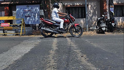 கோவை - செல்வபுரம் புறவழிச் சாலையில் அடையாளப்படுத்தப்படாமல் உள்ளவேகத் தடை. படம் : ஜெ.மனோகரன்