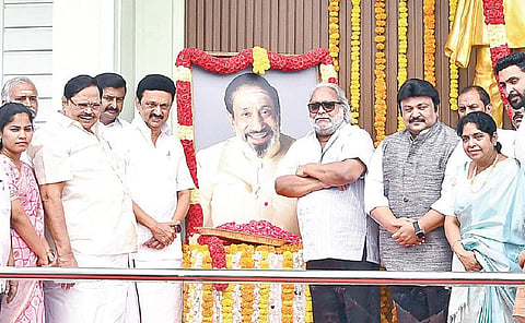 நடிகர் திலகம் சிவாஜி கணேசனின் 96-வது பிறந்தநாளை முன்னிட்டு சென்னை, அடையாறில் உள்ள அவரது மணிமண்டபத்தில் வைக்கப்பட்டிருந்த படத்துக்கு முதல்வர் மு.க.ஸ்டாலின் மலர்தூவி மரியாதை செலுத்தினார். அமைச்சர்கள் துரைமுருகன், மு.பெ.சாமிநாதன், சேகர்பாபு, மேயர் பிரியா, எம்எல்ஏக்கள் த.வேலு, துணை மேயர் மு.மகேஷ் குமார், தமிழ்நாடு வீட்டுவசதி வாரிய தலைவர் பூச்சி முருகன், தமிழ் வளர்ச்சி மற்றும் செய்தித் துறை செயலர் இரா.செல்வராஜ், செய்தி மக்கள் தொடர்புத்துறை இயக்குநர் த.மோகன், சிவாஜியின் குடும்பத்தினர் உடனிருந்தனர்.