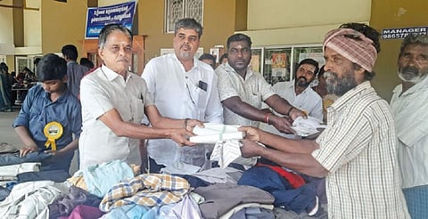 உடுமலையில் நடைபெற்ற் நிகழ்ச்சியில், வறுமையில் உள்ளவர்களுக்கு பயன்படுத்திய துணிகளை இலவசமாக வழங்கிய தன்னார்வ ஒருங்கிணைப்பாளர்கள். படம்: எம்.நாகராஜன்