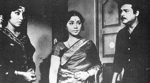 இரு கோடுகள்: புன்னகை மன்னன் பூவிழிக் கண்ணன் ருக்மணிக்காக...