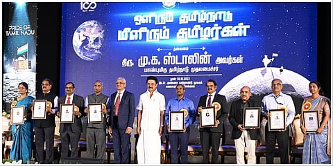 சென்னையில் நடைபெற்ற "ஒளிரும் தமிழ்நாடு - மிளிரும் தமிழர்கள்" நிகழ்வில் தமிழக விஞ்ஞானிகளுக்கு நினைவுப் பரிசு வழங்கி பாராட்டிய தமிழக முதல்வர் மு.க.ஸ்டாலின்