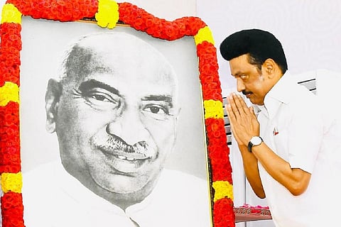 48-வது நினைவு நாள்: காமராஜர் நினைவிடத்தில் கட்சி தலைவர்கள் அஞ்சலி