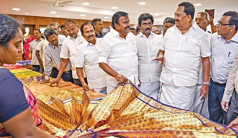 சேலத்தில், புதுப்பிக்கப்பட்டு, நவீனப்படுத்தப்பட்ட கோ-ஆப்டெக்ஸ் தங்கம் பட்டு மாளிகையை, அமைச்சர்கள் கே.என்.நேரு, காந்தி ஆகியோர் திறந்து வைத்து, முதல் விற்பனை தொடங்கி வைத்தனர். உடன் ஆட்சியர் கார்மேகம். படம்: எஸ்.குரு பிரசாத்