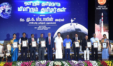 சென்னையில் தமிழக அரசு சார்பில் ‘ஒளிரும் தமிழ்நாடு - மிளிரும் தமிழர்கள்’ என்ற பெயரில், சாதனை படைத்த தமிழகத்தை சேர்ந்த விண்வெளி விஞ்ஞானிகளுக்கு நேற்று பாராட்டு விழா நடந்தது. இஸ்ரோ விஞ்ஞானிகள் கே.சிவன், மயில்சாமி அண்ணாதுரை, நாராயணன், ராஜராஜன், சங்கரன், ஆசீர் பாக்கியராஜ், மு.வனிதா, வீரமுத்துவேல், நிகார் ஷாஜி ஆகியோரை பாராட்டி சான்றிதழ், நினைவு பரிசுகளை முதல்வர் ஸ்டாலின் வழங்கினார். படம்: எஸ்.சத்தியசீலன்