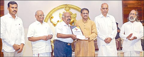 ராமலிங்கர் பணி மன்றம், ஏவிஎம் அறக்கட்டளை சார்பில் 56-வது ஆண்டு அருட்பிரகாச வள்ளலார் - மகாத்மா காந்தி விழா சென்னையில் தொடங்கியது. இதில், மாரியம்மாள் மகாலிங்கம் நினைவு குறுநாவல் போட்டியில் வெற்றி பெற்றவர்களுக்கு உயர் நீதிமன்ற நீதிபதி சுரேஷ்குமார் பரிசு வழங்கினார். உடன் ராமலிங்கர் பணி மன்ற தலைவர் மாணிக்கம், சிற்பி பாலசுப்பிரமணியன், திருப்பூர் கிருஷ்ணன், சிவசக்தி வடிவேல் ஆகியோர். படம்: எஸ்.சத்தியசீலன்
