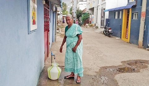 ஆத்தூர் கிராமத்தில் ஜல்ஜீவன் திட்டத்தின் கீழ் வழங்கப்பட்ட குழாய் இணைப்பில் குடிநீர் பிடிக்கும் பெண்.