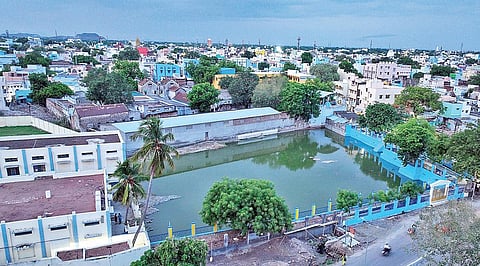 வீடுகளின் மொட்டை மாடியில் பெய்யும் மழைநீர் பைப் மூலம் கிணற்றுக்கு கொண்டு செல்லப்படுகிறது .