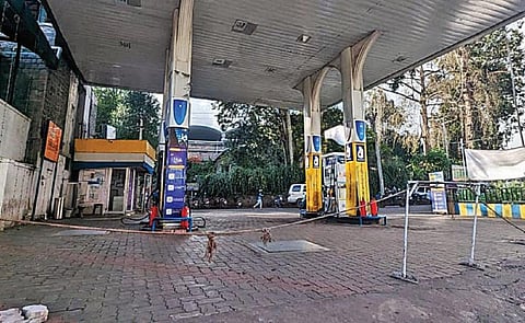 பெட்ரோல், டீசல் தட்டுப்பாடால் வெறிச்சோடி காணப்படும் கொடைக்கானல் 7 சாலை சந்திப்பில் உள்ள பங்க்.