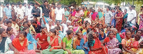 திருநெல்வேலியில் கொலை செய்யப்பட்ட இளம் பெண் குடும்பத்துக்கு உரிய இழப்பீடு வழங்க வேண்டும் என்பது உள்ளிட்ட கோரிக்கைகளை வலியுறுத்தி பேட்டை - சேரன்மகாதேவி சாலையில் நேற்று மறியல் போராட்டத்தில் ஈடுபட்ட திருப்பணிகரிசல்குளம் கிராம மக்கள். படம்: மு.லெட்சுமி அருண்