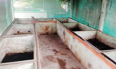 சென்னிமலை ஊராட்சி ஒன்றியம் கவுண்டச்சிபாளையம் ஊராட்சியில் செயல்படாமல் கிடக்கும் குப்பை தரம் பிரிக்கும் மையம் மற்றும் மண்புழு உரம் தயாரிக்கும் கூடம். (கோப்பு படம்)