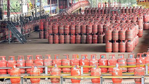 உஜ்வாலா பயனாளிகளுக்கான சிலிண்டர் மானியம் ரூ.300 ஆக உயர்வு