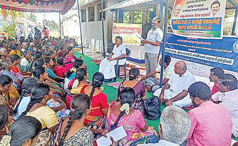 காங்கயம் பழைய கோட்டைபுதூரில் நடந்த கிராமசபை கூட்டத்தில் பங்கேற்ற பொதுமக்கள்.