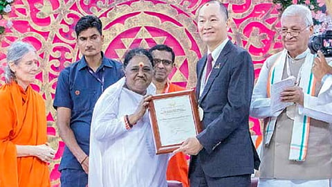 கேரளாவின் கொல்லம் அடுத்த அமிர்தபுரியில் நடந்த விழாவில், மாதா அமிர்தானந்தமயி தேவிக்கு 2023-ம் ஆண்டின் அமைதி, பாதுகாப்புக்கான உலக தலைவர் விருதை, பாஸ்டன் குளோபல் ஃபோரம் அமைப்பின் நிறுவனர் டாக்டர் டியுவான் கியூன் வழங்கினார். உடன் கேரள ஆளுநர் ஆரீப் முகம்மது கான்.