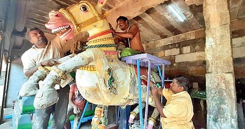 திருவண்ணாமலை அண்ணாமலையார் கோயிலில் கார்த்திகை தீப திருவிழாவை முன்னிட்டு சுவாமி எழுந்தருளி வலம் வரும் வாகனங்களை சீரமைக்கும் பணி நடைபெறுகிறது.