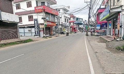 சுற்றுலாப் பயணிகளின் வருகை குறைந்ததால் வெறிச்சோடி காணப்பட்ட குமுளி-தேக்கடி சாலை. படம்: என்.கணேஷ்ராஜ்