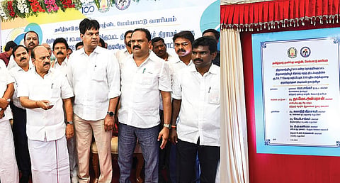தமிழ்நாடு நகர்ப்புற வாழ்விட மேம்பாட்டு வாரியத்தின் சார்பில் திருவொற்றியூர் கிராமத் தெருவில் ரூ.59.77 கோடி மதிப்பீட்டில் கட்டப்பட உள்ள 336 புதிய அடுக்குமாடி குடியிருப்புகளுக்கு சிறு, குறு மற்றும் நடுத்தரத் தொழில் நிறுவனங்கள் துறை அமைச்சர் தா.மோ.அன்பரசன் நேற்று அடிக்கல் நாட்டினார். உடன் கலாநிதி வீராசாமி எம்.பி., தமிழ்நாடு நகர்ப்புற வாழ்விட மேம்பாட்டு வாரிய மேலாண்மை இயக்குநர் பொ.சங்கர், எம்எல்ஏக்கள் எஸ்.சுதர்சனம், கே.பி.சங்கர் உள்ளிட்டோர்.