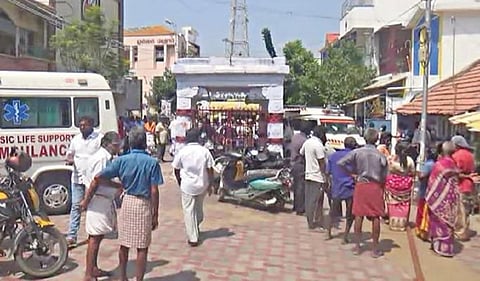 நாமக்கல் ஆஞ்சநேயர் கோயில் வீதியில் காஸ் கசிவால் தீ விபத்து ஏற்பட்ட வீட்டின் முன்பு திரண்டிருந்த மக்கள்.