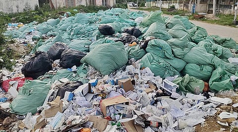 வேலூர் அரசு மருத்துவ கல்லூரி மருத்துவமனை வளாகத்தில் மூட்டை, மூட்டைகளாக தேங்கியுள்ள குப்பை கழிவுகள். | படம்: வி.எம்.மணிநாதன்