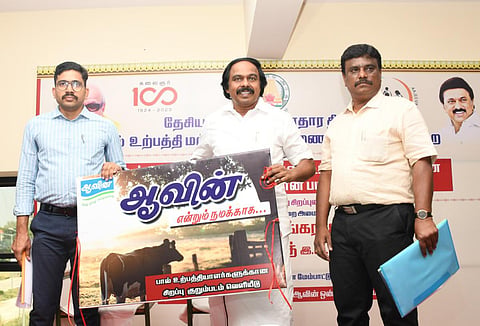 மதுரை ஆவின் அலுவலகத்தில் தொடக்கப்பால் உற்பத்தியாளர்கள் கூட்டுறவு சங்கங்களின் பயிற்சி வகுப்பினை பால்வளத் துறை அமைச்சர் மனோ தங்கராஜ், பால் உற்பத்தியாளர்களுக்கான சிறப்பு குறும்படம் வெளியிட்டு பயிற்சி வகுப்பு தொடக்கி வைத்தார். படம்: எஸ். கிருஷ்ணமூர்த்தி