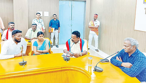 நாயக்கனேரி ஊராட்சி மன்ற தலைவரை பதவி பிரமாணம் செய்து வைக்கக்கோரி, ஆட்சியர் அலுவலகத்தில் நேற்று ஆட்சியர் பாஸ்கர பாண்டியன் தலைமையில் பேச்சுவார்த்தை நடைபெற்றது.