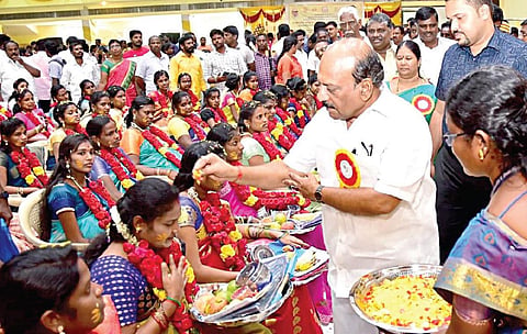 மாம்பாக்கத்தில், சமூக நலன் மற்றும் மகளிர் உரிமைத்துறை சார்பில் ஒருங்கிணைந்த குழந்தைகள் வளர்ச்சி திட்டத்தின் கீழ் நடைபெற்ற கர்ப்பிணிகளுக்கான சமுதாய வளைகாப்பு விழாவை அமைச்சர் தா.மோ. அன்பரசன் தொடங்கிவைத்தார்.