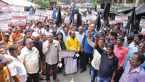 மின்சார உச்ச நேர கட்டணம், நிரந்தர கட்டணத்தை ரத்து செய்யக்கோரி, சென்னை மீன்பிடி துறைமுக ஐஸ் உற்பத்தியாளர்கள் நல சங்கம் சார்பில் சென்னை மாவட்ட ஆட்சியர் அலுவலகம் அருகே நேற்று ஆர்ப்பாட்டம் நடந்தது. படம்: எஸ்.சத்தியசீலன்