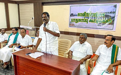 தஞ்சாவூரில் இன்று திமுக விவசாய அணி மற்றும் காவிரிப் படுகை பாதுகாப்பு கூட்டியக்கம் சார்பில் நடைபெற்ற ஆலோசனை கூட்டத்தில் திமுக விவசாய அணியின் மாநிலச் செயலாளர் ஏ.கே.எஸ்.விஜயன். உடன், விவசாய சங்க பிரதிநிதிகள் பலர் உள்ளனர். | படம்: ஆர்.வெங்கடேஷ்
