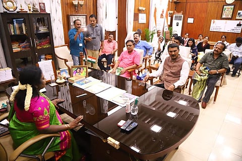 சகோதரத்துவ உணர்வோடு காவிரி நீரை பகிர கர்நாடக மேலவை குழுவினரிடம் தமிழிசை வலியுறுத்தல்