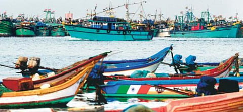 நாகை மீனவர்களை தாக்கி ரூ.4 லட்சம் மதிப்பு பொருட்கள் கொள்ளை: இலங்கை கடல் கொள்ளையர்கள் மீண்டும் அத்துமீறல்