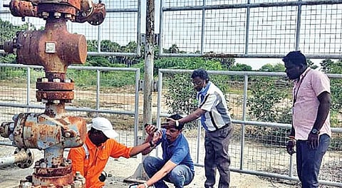 காரியமங்கலத்தில் எரிவாயு கசிவதாக கூறப்பட்ட கச்சா எண்ணெய் கிணற்றில், நேற்று ஆய்வு செய்த காரைக்கால் ஓஎன்ஜிசி பொறியாளர்கள்.