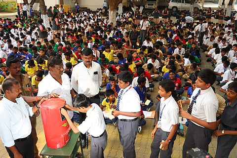 உலக அஞ்சல் தினம் | சேலத்தில் ஒரே நேரத்தில் கடிதம் எழுதி சேர்த்த 6,600 மாணவர்கள்!